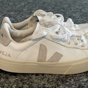 Women’s Veja Gym Shoes Size US 5. Pre-owned. Great condition